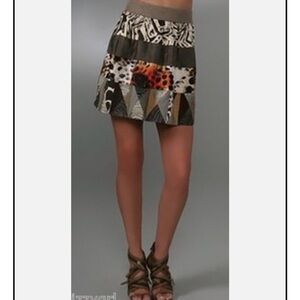 Diane Von Furstenberg Skirt Size 2
Lined, Side Zip, Pockets.Silk, Cotton